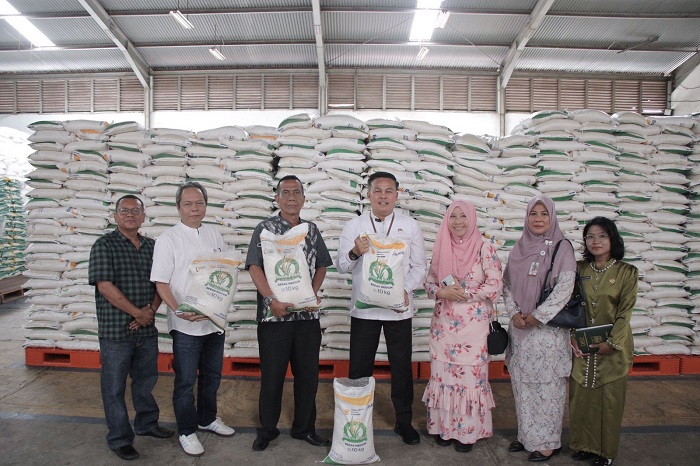 Kepala DKP Pekanbaru  Lakukan Pengecekan  Beras untuk Bantuan Pangan di Gudang Bulog