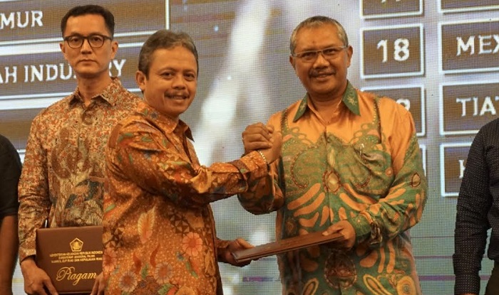 Taat Bayar Pajak, RAPP Terima Terima Penghargaan dari DJP Riau Kepri