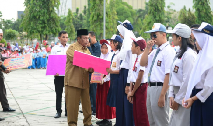 Selamat, Plt Gubernur Riau Serahkan Penghargaan kepada 7 Siswa Prestasi
