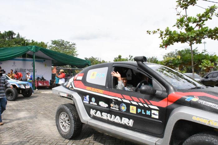 Diuji Coba dari Surabaya ke Aceh, Mobil Listrik Kasuari dan Blits Milik PLN Mampir di Kampar