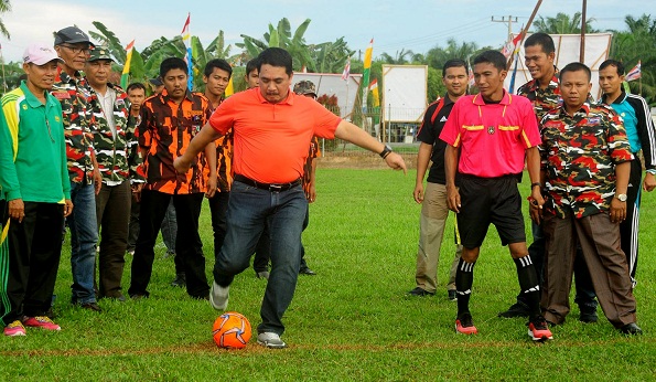 Wabup Khairizal, Buka  Open Turnamen Mini Soccer LMPI di Seberida