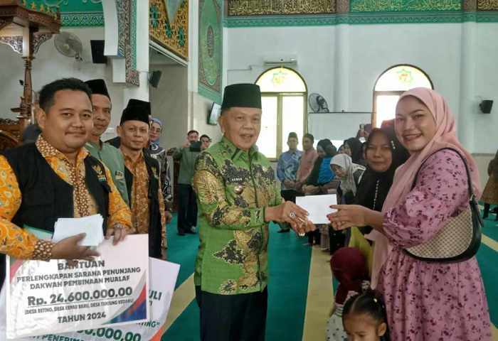 Bupati Asmar Serahkan Bantuan Program Meranti Sehat untuk 211 Penerima Manfaat Baznas