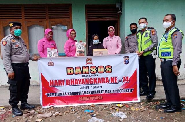 Gelar Bakti Sosial Jelang Hari Bhayangkara ke-74, Bhayangkari Kampar Bagikan Sembako untuk Warga Kurang Mampu