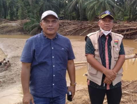 Anggota DPRD  Rohul Tinjau dan Serahkan Bantuan untuk  Korban Banjir Padang Lawas