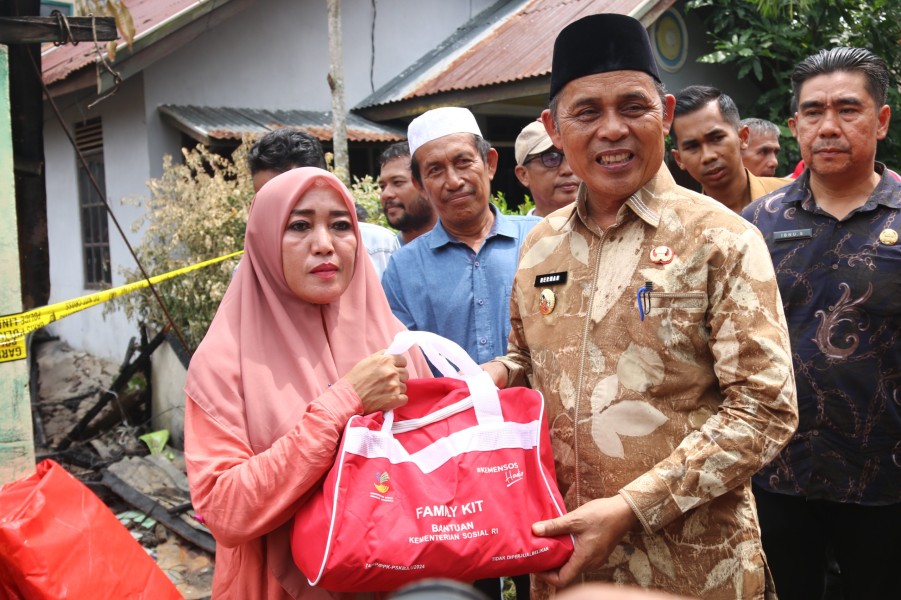 Pemkab Inhil Serahkan Bantuan untuk Korban kebakaran di Lorong Waspada