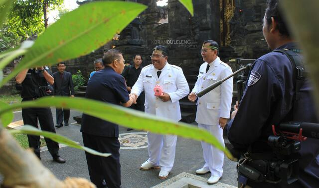 Cuma Pakai Sandal Saat Dilantik, Bupati Ini Disentil Gubernur