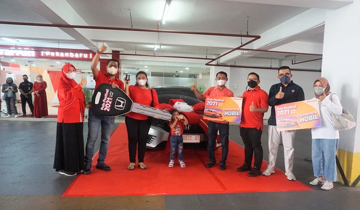 Beri Apresiasi Pelanggan Sumatera, Telkomsel Serahkan Hadiah Mobil di Program Poin Festival