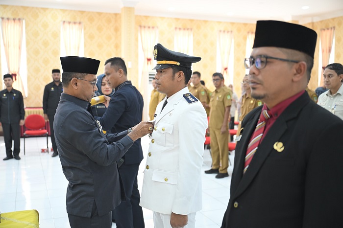 Sekda Lantik Camat Bangko Pusako dan Kabag Kesra