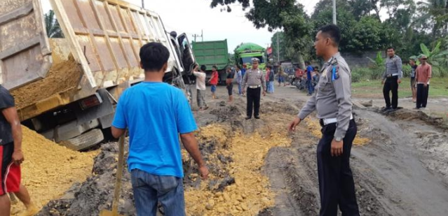Rusak Parah di KM 31-32, Jalan Lintas Tapung - Petapahan Macet