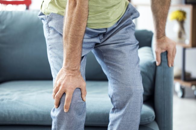 Lutut Sakit Saat Mau Berdiri, Ketahui Penyebab dan Pengobatannya