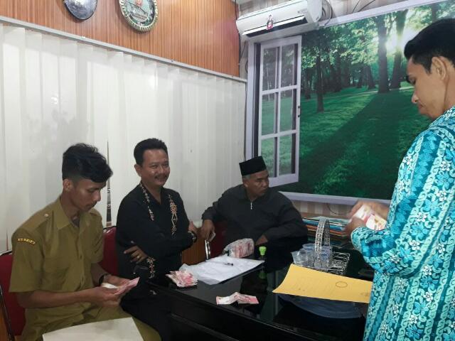 Ikut Kurban di Inhil, Gubri Serahkan Satu Ekor Sapi untuk KBB