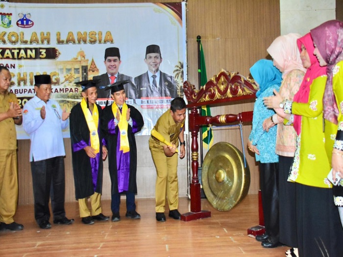 Bupati Kampar Launching Sekolah Lansia Tangguh Dan Wisuda 96  Peserta