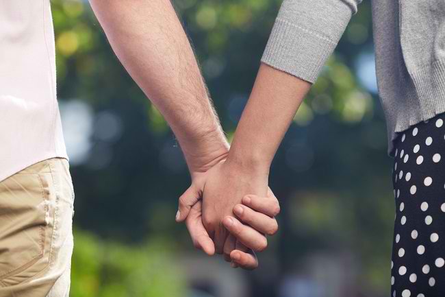 Bukan Sekadar Romantis, Inilah Manfaat Sentuhan Fisik atau Skinship dengan Pasangan