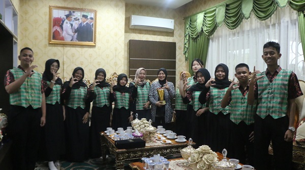 Dukung Tim LCC SMAN 1 Tembilahan Hulu ke Ajang Nasional, Ketua Dekranasda Serahkan Vest Karya UMKM Lokal