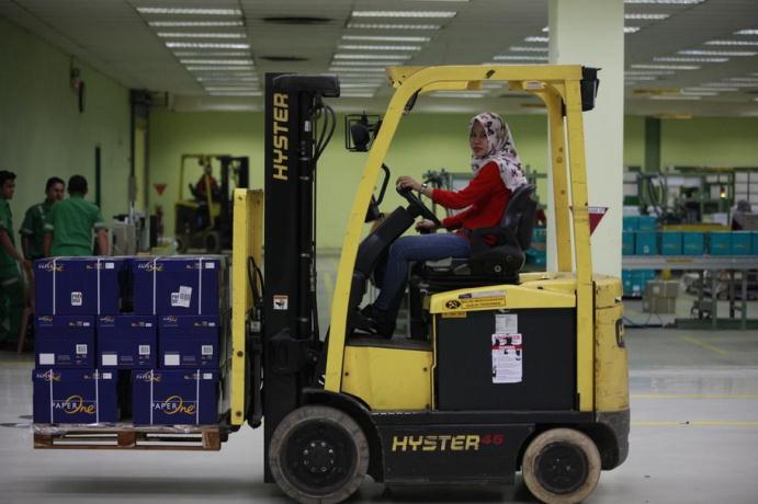 Lita Syafriana Bangga Jadi Pengemudi Forklift di RAPP