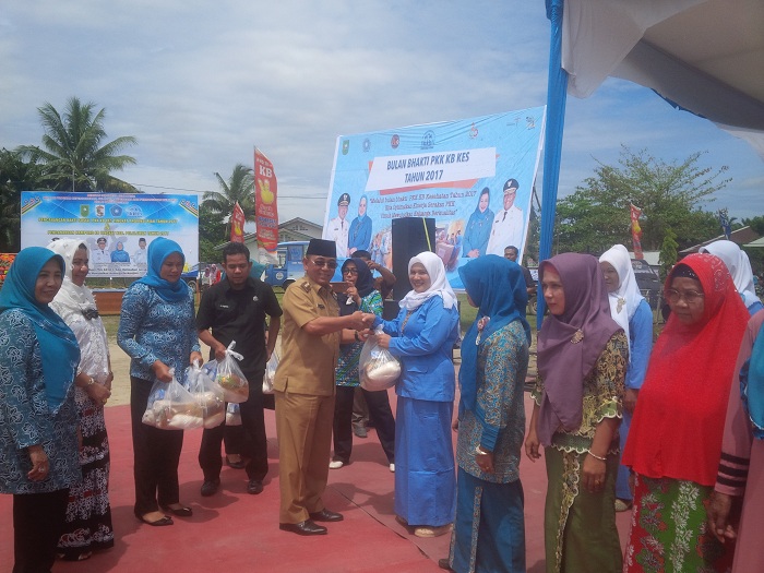 HM Harris Serahkan Sembako dan Bicara Keberhasilan 7 Program Pelalawan