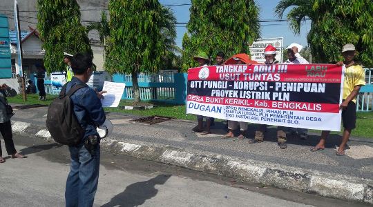 Korban Pungli Pemasangan Listrik di Bukit Kerikil, Bengkalis, PETANI Demo PLN Dumai