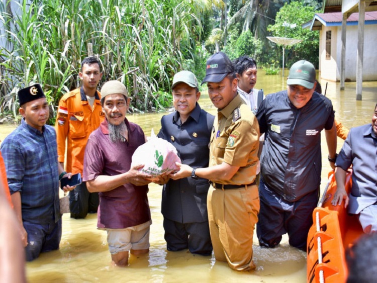 Gubernur Riau dan Bupati Kampar Yang Baru Langsung Basah-basah Bantu Korban banjir di Kampar Utara