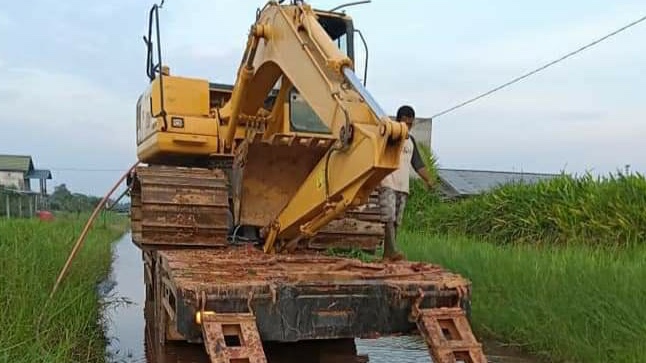Dengar Kelurahan Masyarakat, Bupati Rohil Perintahkan DLH dan PUTR Siagakan Alat Berat Untuk Atasi Banjir