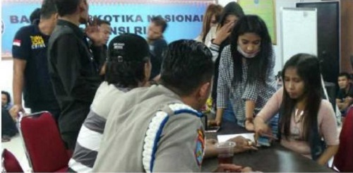 POSITIF...Subuh-subuh, Polisi Gerek 40 Cowok dan  Cewek Seksi  dari Tempat Hiburan Malam Ini di Pekanbaru..