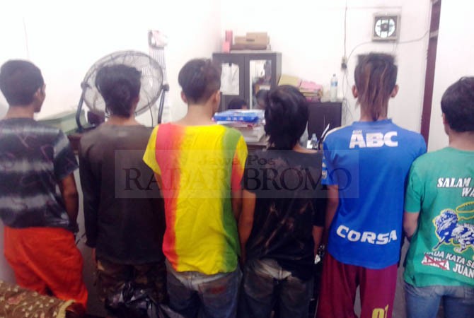 TRAGIS... Hanya Karena Perbedaan Tim Sepakbola Kesayangan, Gadis ABG Diperkosa 5 Pengamen Bejat di Sawah