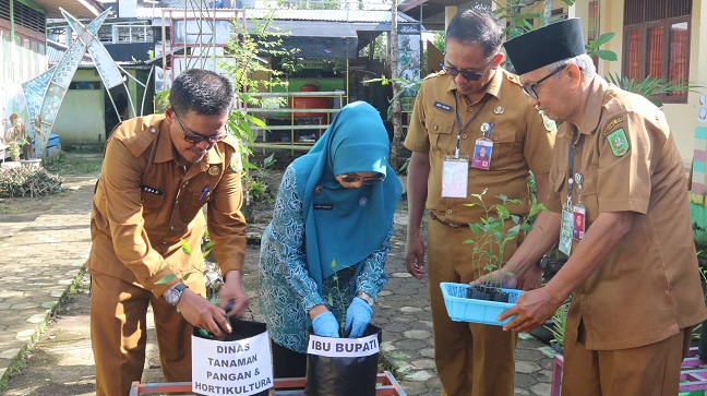 Ketua TP-PKK Inhil Ajak Siswa Tanamkan Pola Makan Sehat dan Cinta Lingkungan Melalui Gerakan B2SA dan Gemas