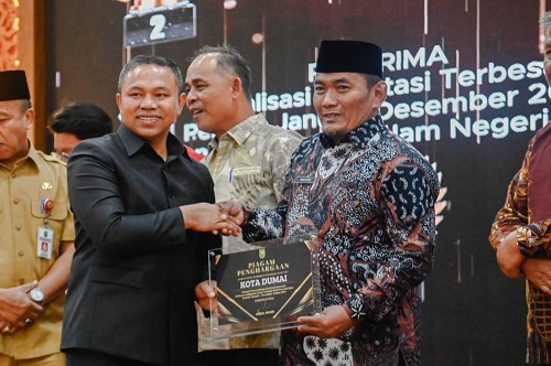 Wawako Sugiyarto Terima Penghargaan Investasi dan Sertifikat Kekayaan Intelektual Komunal dari Gubri