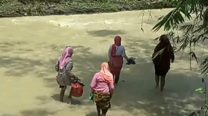 Duh! Gegera Jembatan Putus, Rombongan Pengantin Ini Terpaksa Jalan Kaki Seberangi Sungai Derah, Ini Fotonya