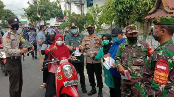 Camat Senapelan dan Forkopimcam Bagi-bagi Masker ke Pengguna Jalan