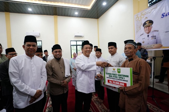 Di Muara Basung, SF Hariyanto Serahkan 1.000 Paket Santunan Idul Fitri