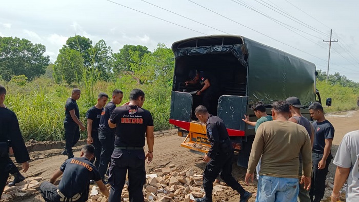 Prihatin Melihat Jalan Yang Rusak, Personil Brimob Manggala Junction Lakukan Perbaikan