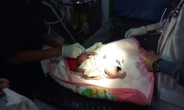 KEJAM...Gara-gara Anak Ketiga Cewek Lagi, Ibu Buang Bayinya di Emper Warung