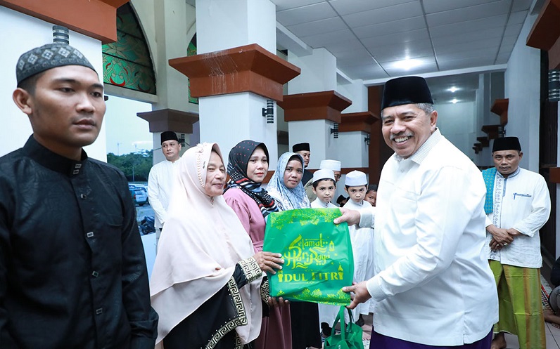 Bupati Alfedri  Serahkan Santunan Anak Yatim, BHL dan Cleaning Service