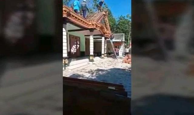 Tak Terima Suami Selingkuh dengan Wanita Lain, Istri Nekat Robohkan Rumah Mewah