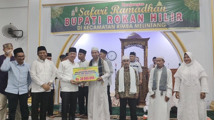 Safari Ramadhan di Rimba Melintang, Bupati Rohil Serahkan Bantuan Rp50 Juta