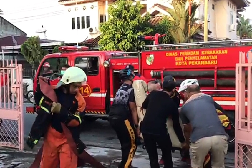 Menegangkan! Personel Brimobda Riau Selamatkan Lansia yang Stroke dari Rumah yang Terbakar