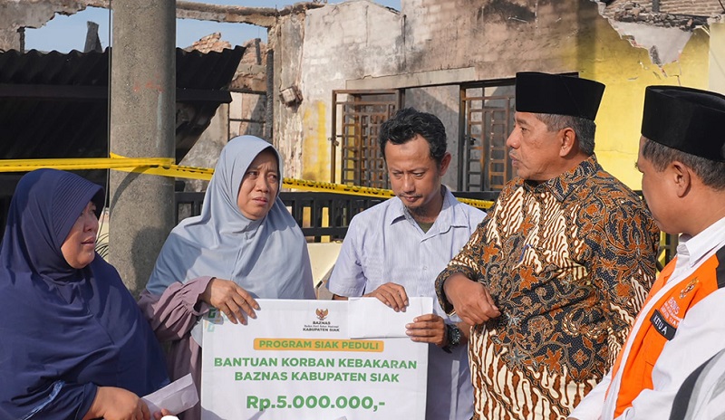 Alfedri Serahkan Bantuan pemerintah untuk Korban Kebakaran di KPR 1 Tualang
