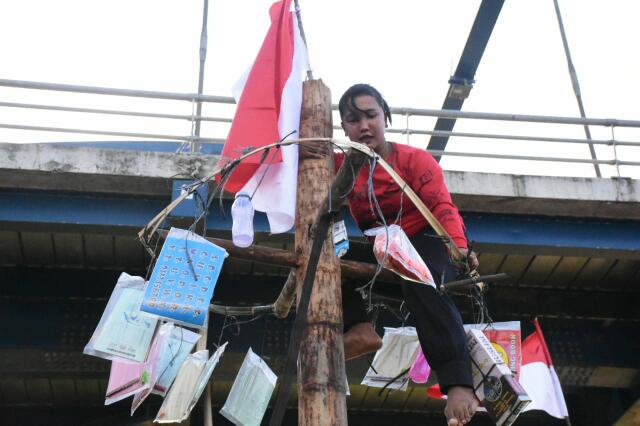 Meriahkan HUT Kampar, Emak-Emak ikut Panjat Pinang