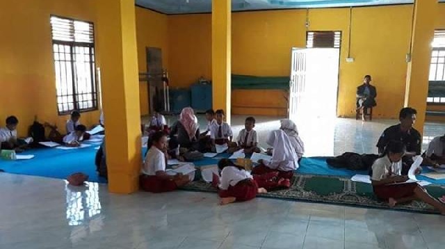 Sekolah Direndam Banjir, Siswa SD di Kuansing Terpaksa Ujian di Surau