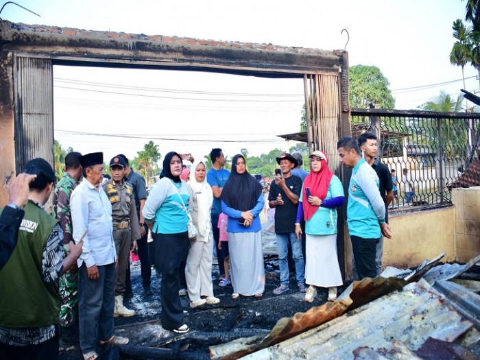 Bupati Kampar  Serahkan Bantuan  untuk 11 KK Korban Kebakaran di Silam, Kuok