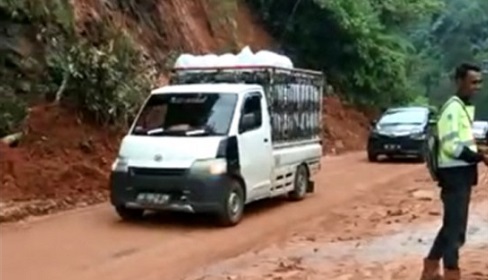 Diterjang  Longsor, Jalur Sumbar Riau Sudah Kembali Normal