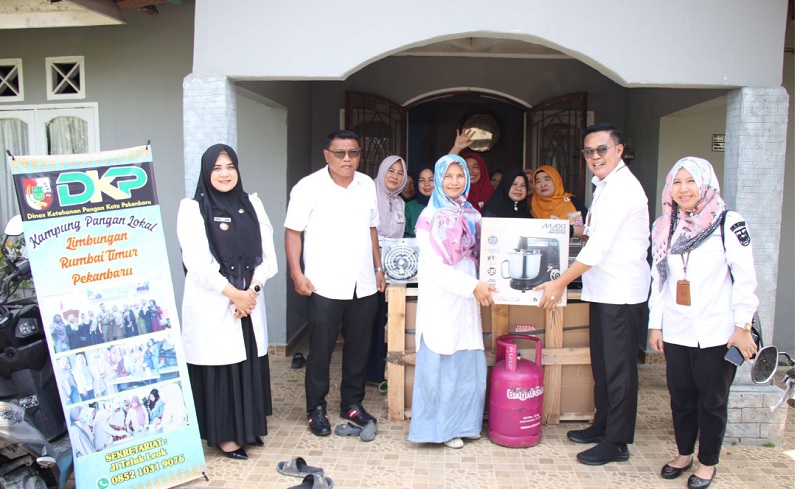 DKP Pekanbaru Serahkan Bantuan Sarana Pengolah  Kepada 4 Kampung Pangan