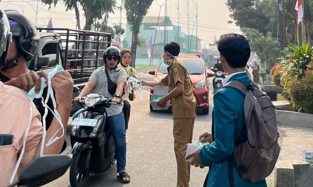Cegah Dampak Karhutla, Pemprov Riau Bagikan 14 Ribu Masker Gratis di Pekanbaru-Kampar