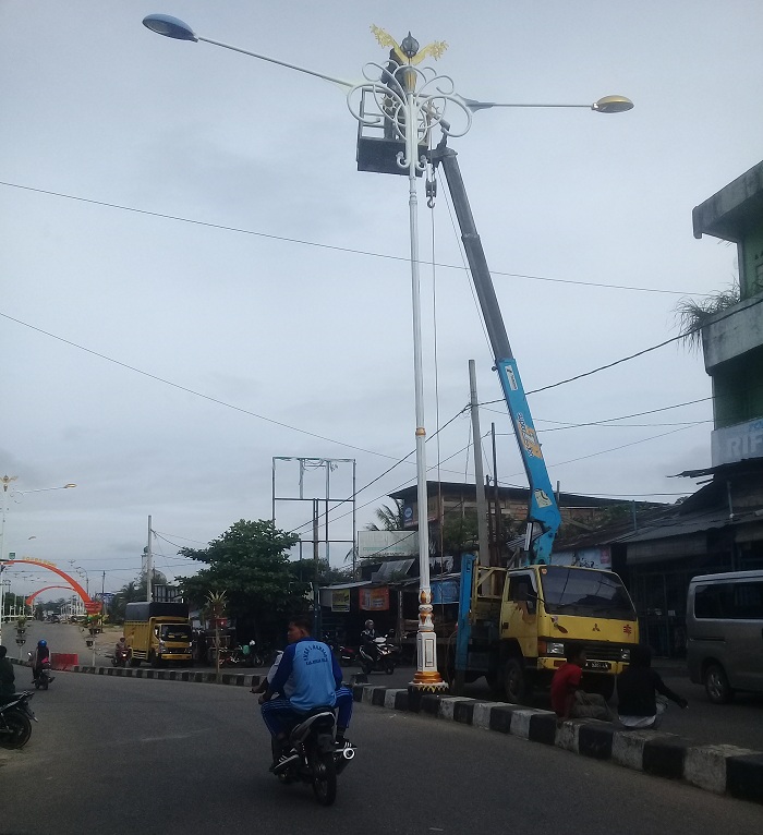 Biar Ibu Kota Rohul Indah, Tiang Lampu Taman dan PJU Dicat Ulang