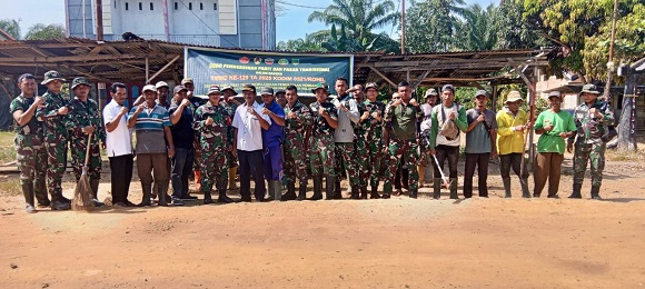 Satgas TMMD ke-125 Kodim 0321 Rohil Goro Bersama Warga Bersihkan Pasar Tradisional KMS