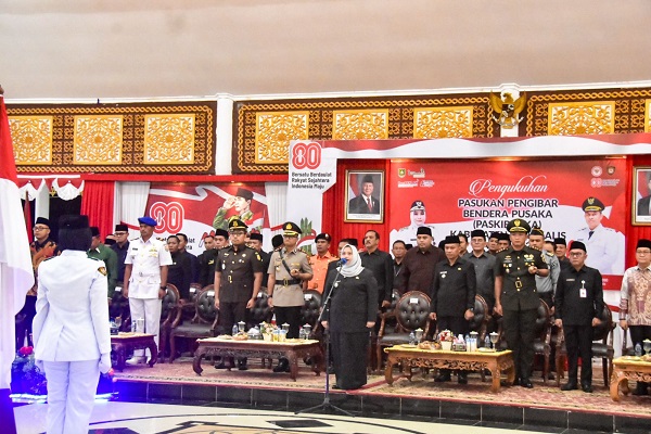 Kukuhkan Paskibraka, Bupati Kasmarni Harapkan Jadi Teladan bagi Pelajar Lain