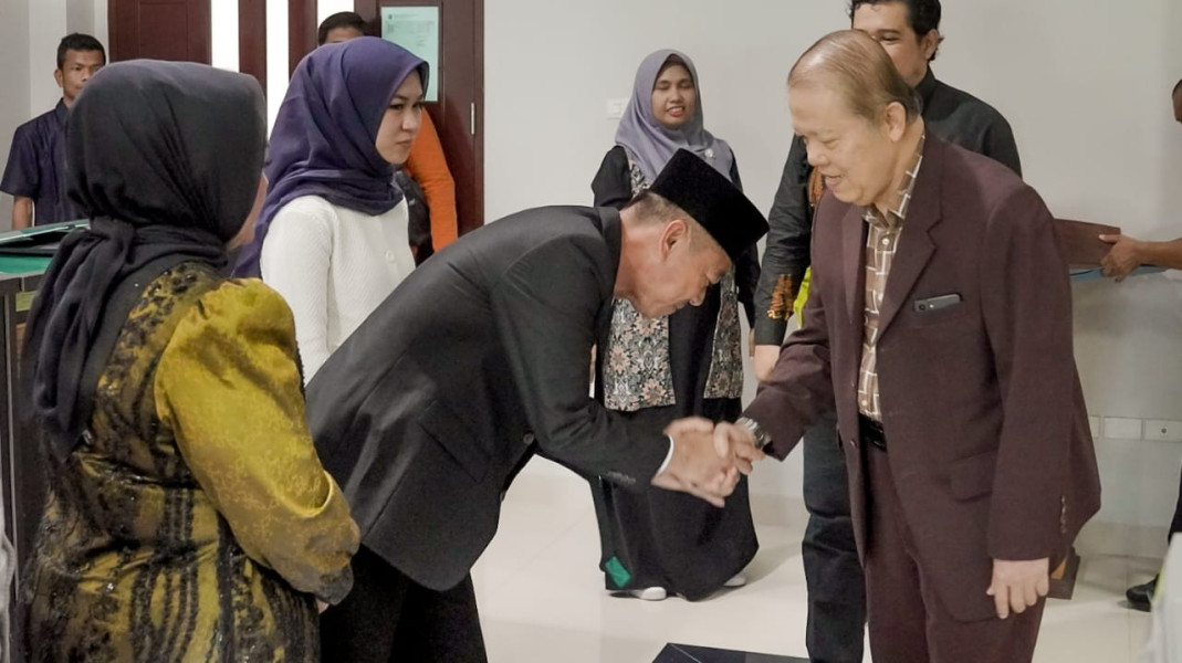 Dapat Nilai A, Bupati Rohil Afrizal Sintong Lulus Ujian Tesis di Pascasarjana UIR