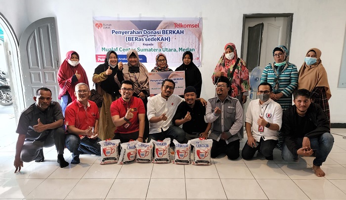 Telkomsel Serahkan 1.000 Donasi Beras Sedekah untuk Dhuafa dan  Lansia di Sumatera