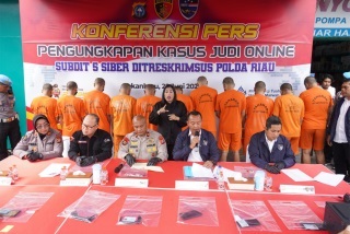 Bongkar  Dua Lokasi Judi Online  Omzet Rp3,6 Miliar,  Polda Riau Amankan Belasan Orang
