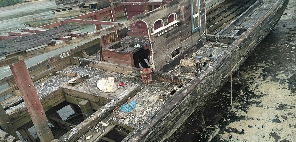 ASTAGA...PT Nagamas Lepas Tangan, Warga Pungut Minyak Sawit  Tumpah Campur Lumpur di Tepi Laut Dumai
